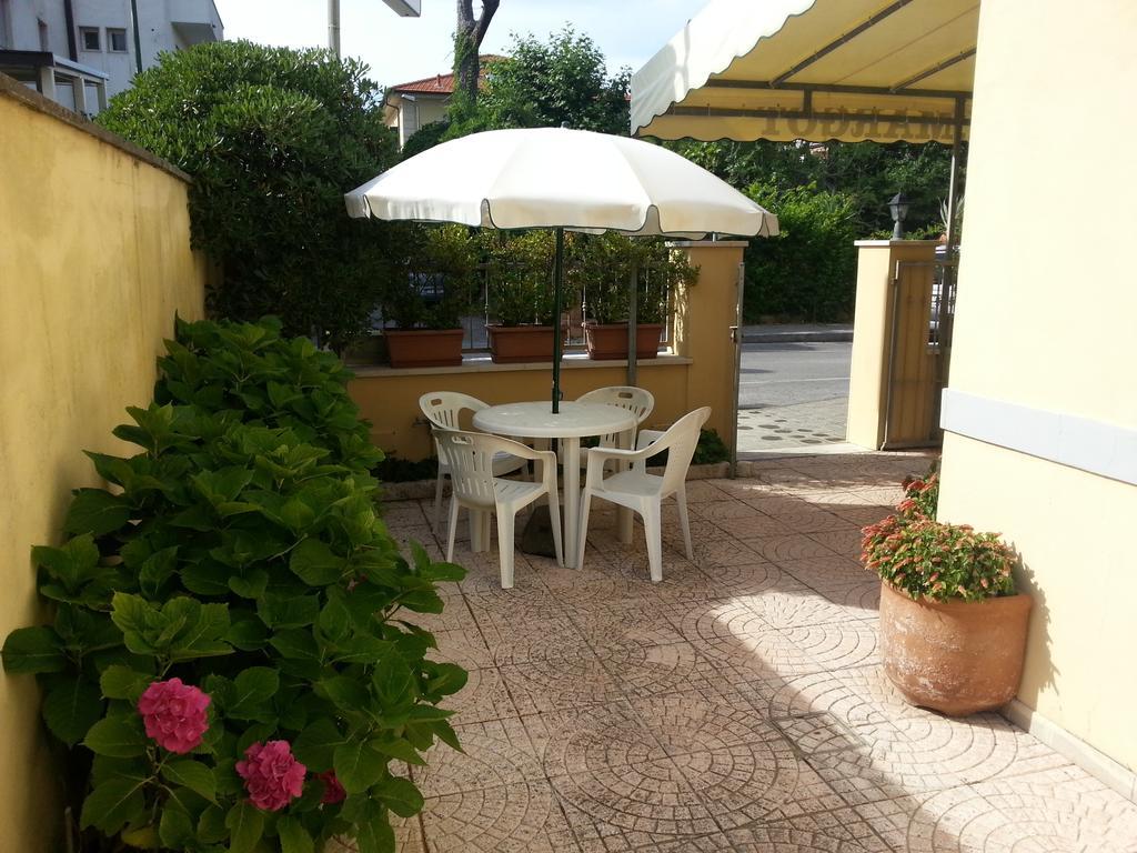 Hotel Margot Lido di Camaiore Exteriör bild