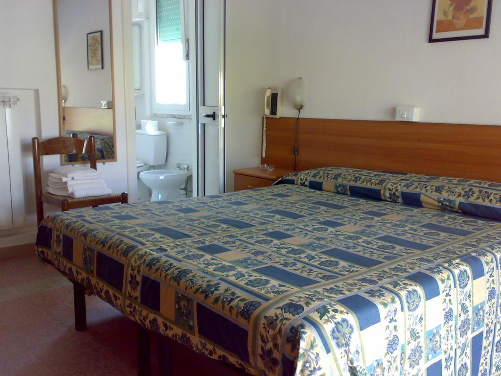 Hotel Margot Lido di Camaiore Rum bild