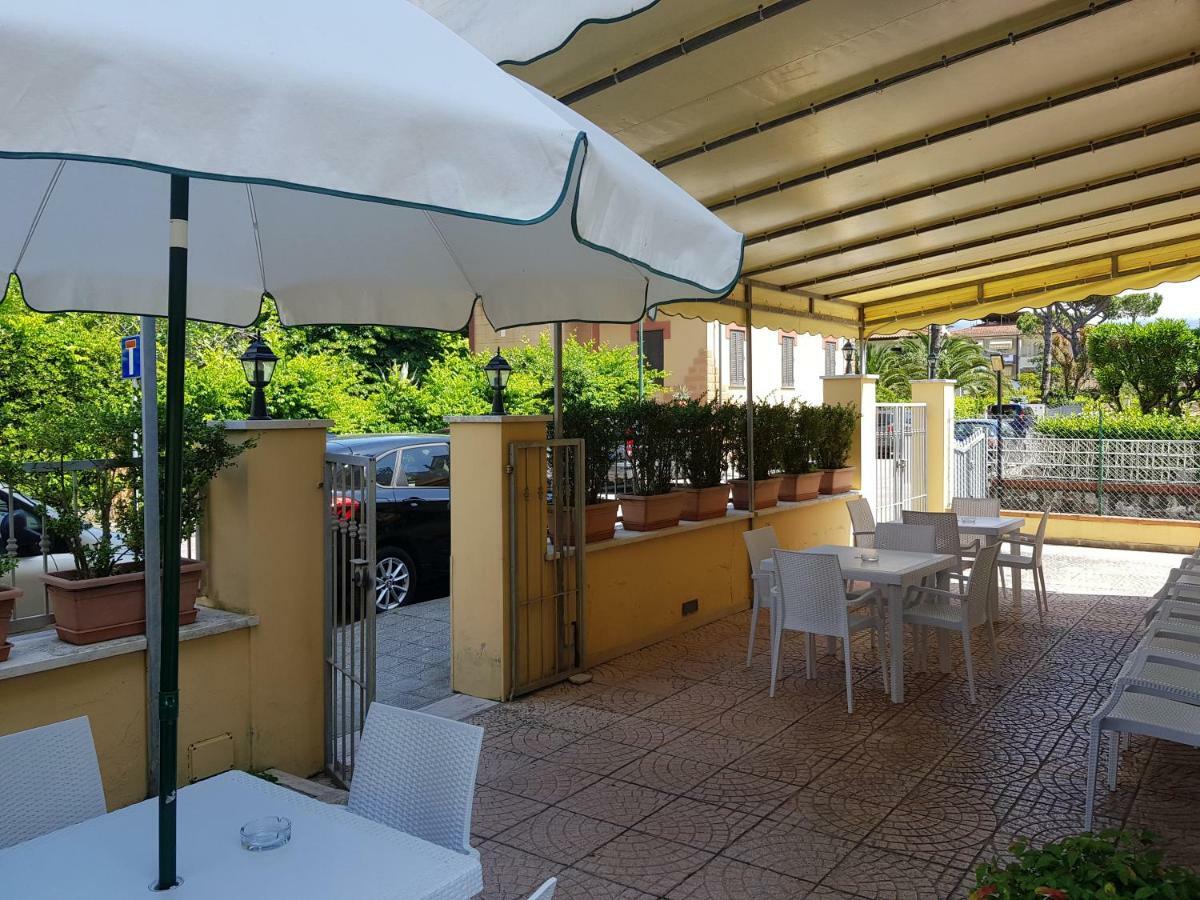 Hotel Margot Lido di Camaiore Exteriör bild